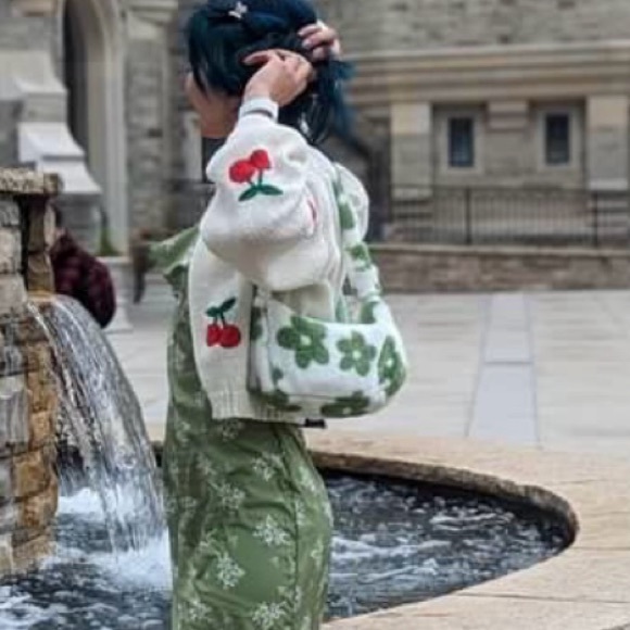 Mini faux fur teddy hand bang shoulder bag. - Picture 3 of 3